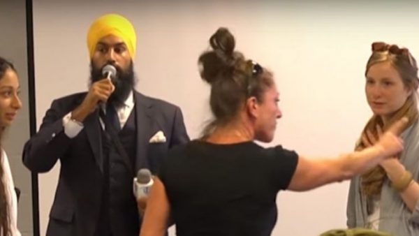 امرأة  تهاجم سياسيا بكندا معتقدة أنه مسلم بسبب لحيته