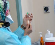 برشيد .. سيدة تتلقى جرعتين من اللقاح المضاد ل(كوفيد 19) تباعا وفي نفس الوقت