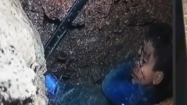 قضية ريان … في انتظار  اللحظات  الأخيرة لإخراج ريان بطريقة يدوية  ،المغاربة يضعون أيديهم على قلوبهم