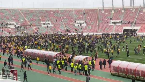 الرباط … إصابة 85 شرطيا  و18 من القوات المساعدة  وتكسير 33 مركبة  في أعمال شغب رياضية ( فيديو )