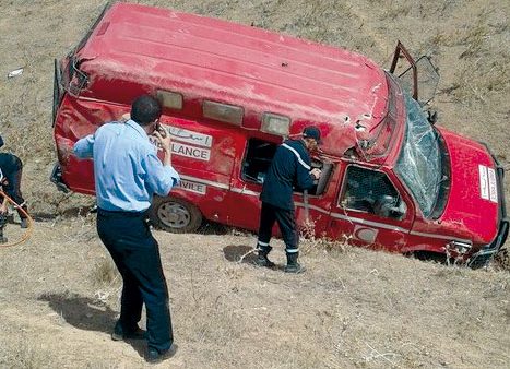 لا يصدق …عرضا شخص للضرب وسرقا سيارة إسعاف انقلبت بهما في حاذث سير
