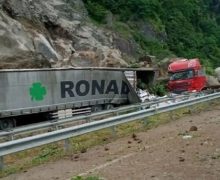 بالفيديو …صخور عملاقة تهوي على شاحنات وتقطع الطريق بتركيا