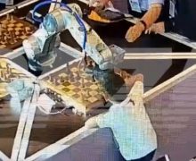 مشهد صادم.. روبوت يهاجم طفلا صغيرا في مباراة شطرنج “مرعبة”
