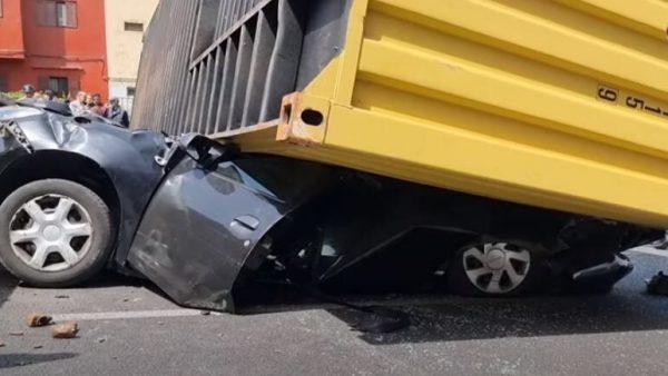 طانطان …. مؤلم ومؤسف ، شاحنة تنقلب فوق سيارة  وتخلف مصرع 5 أفراد من أسرة واحدة