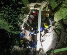 ( فيديو ) عمليات حفر مستمرة ليلا ونهارا لإنقاد 6 أشخاص عالقين تحت الركام بانهيار ترابي على مزار ديني في العراق