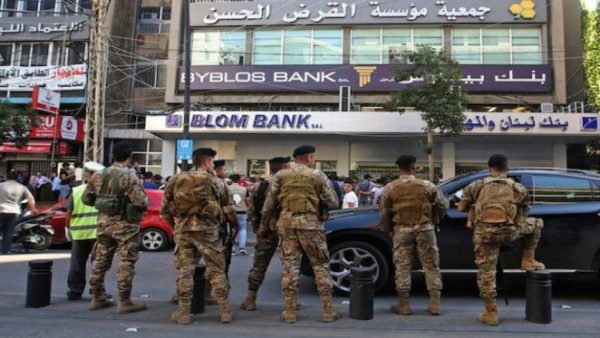 على شاكلة الأفلام البوليسية …لبناني مسلح  يحتجز رهائن داخل بنك للمطالبة بصرف أمواله