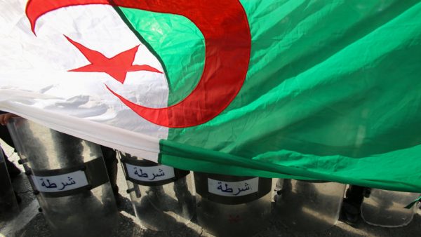 الجزائر.. شرطي ينتحر بسلاحه أمام مركز أمني
