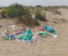 القنيطرة ….الأزبال والنفايات  تكتسح رمال شاطئ المهدية
