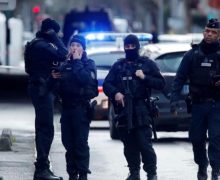 بالفيديو..  لحظة إطلاق الشرطة الفرنسية النار على شخص هدد عناصرها بسكين في مطار