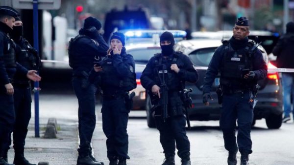 بالفيديو..  لحظة إطلاق الشرطة الفرنسية النار على شخص هدد عناصرها بسكين في مطار
