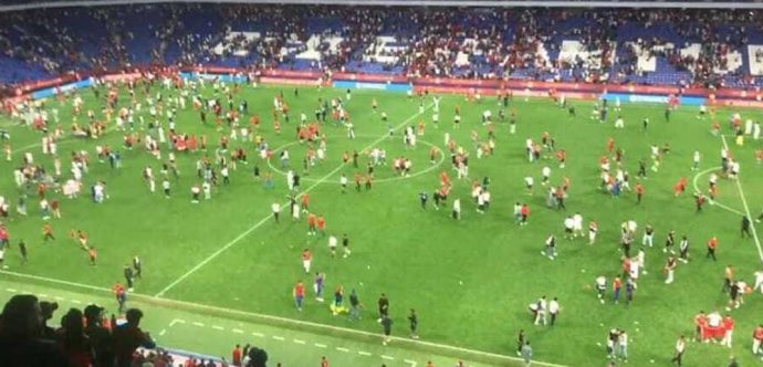 فرحة الأداء الرائع ، تدفع الجمهور المغربي بإسبانيا لإقتحام  أرضية الملعب عقب فوز “الأسود” على الشيلي ( فيديو )