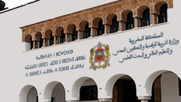 نقابي يزف خبرا سارا للأساتذة المتعاقدين يهم مجموعة من الإمتيازات