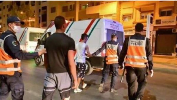فاس …..شغب رياضي يسفر عن إصابة 13 شرطيا بجروح وخسائر ب 4 سيارات مصلحية واعتقال 35 شخصا