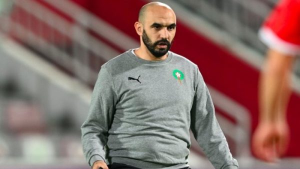 المدرب السابق للمنتخب المغربي يشوش على الفريق ، والركراكي يتصدى له بطريقة فنية