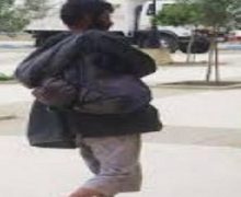 القنيطرة ….مختل عقلي يعتدي  جسديا على سائحين بالحجارة