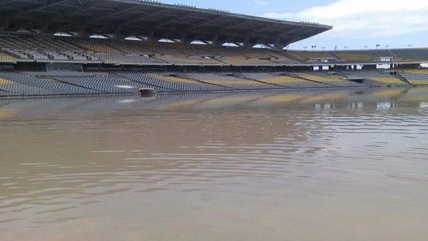 الحقد الدفين …كابرانات الجزائر ينسبون ملعب كرة قدم غارق في المياه بمصر للمغرب