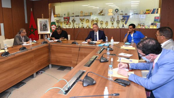 جامعة كرة القدم تعاقب عدة فرق بالبطولة الإحترافية