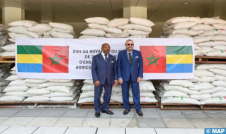 جلالة الملك يجري مباحثات مع الرئيس علي بونغو أونديمبا ويشرف على تسليم هبة من الأسمدة لفائدة ‏فلاحيين غابونيين
