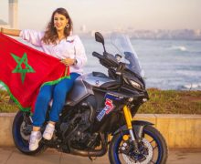 إمرأة مغربية على مثن دراجة نارية لقطع 6 ألاف كلم من المحمدية نحو الصحراء المغربية