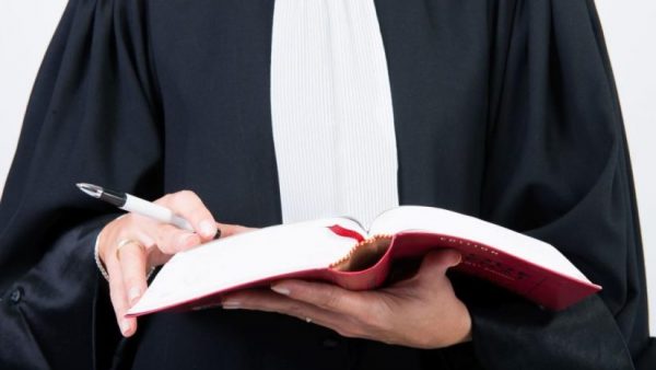 محاكمة  المحامي المزور الذي لهف الملايين ورفض جميع المحامين الدفاع عنه