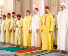 أمير المؤمنين يؤدي صلاة عيد الفطر المبارك بالمسجد المحمدي بمدينة الدار البيضاء