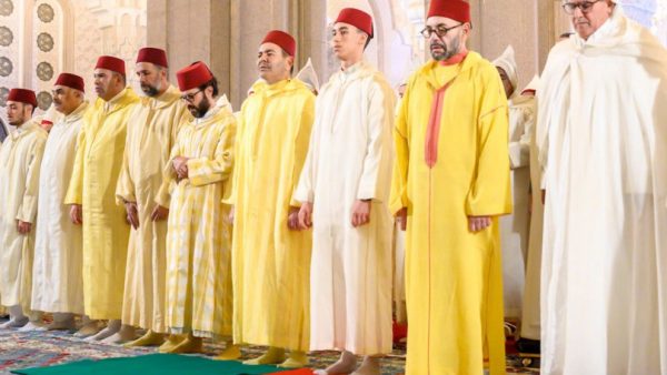 أمير المؤمنين يؤدي صلاة عيد الفطر المبارك بالمسجد المحمدي بمدينة الدار البيضاء