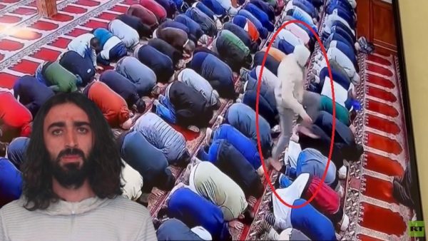 محاولة قــ.ـتــ.ل  إمام مسجد طــ.ـعـ.ـنا بسـ.ـكـ.ـين  في نيوجيرسي  الأمريكية أثناء سجوده في صلاة الفجر ( فيديو)