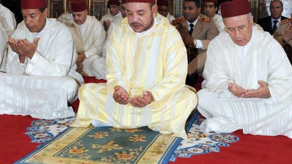 أمير المؤمنين يؤدي صلاة عيد الفطر بالمسجد المحمدي بالدار البيضاء ويتقبل التهاني بهذه المناسبة السعيدة