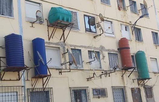 القوة الضاربة ….  بسبب نقص مياه الشرب، سكان المدن  يشرعون في ثتبيت الصهاريج في واجهات المباني بالجزائر