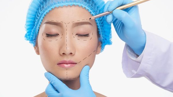 الرباط …..طبيبة أجنبية بدون علم وزارة الصحة وألأمن يعتقلها هي  وزوجها ومستخدمة