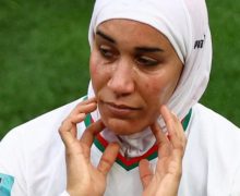 المغربية بنزينة   تدخل تاريخ كرة القدم بارتداءها  الحجاب  في مونديال السيدات