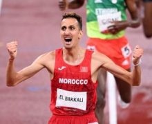 سفيان البقالي يهدي ذهبيته للملك محمد السادس وللشعب المغربي