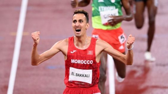 سفيان البقالي يهدي ذهبيته للملك محمد السادس وللشعب المغربي