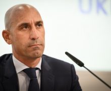 “فيفا ” يوقف رئيس الاتحاد الإسباني بسبب القبلة الفضيحة
