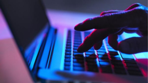 الدارالبيضاء….مبتز الفتيات بعد قرصنة حساباتهن الفيسبوكية في قبضة الأمن