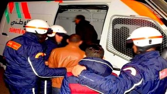 طنجة …توقيق 10 أفراد عصابة يحتجزون  الراغبين في الهجرة ويسرقونهم باستعمال العنف