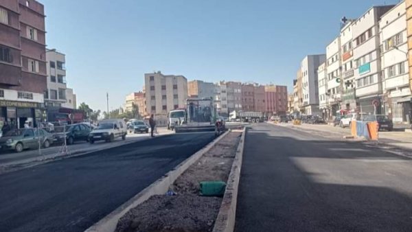 عمليات الاشغال و مشاريع توسيع وتعبيد وتهيئة الطرق والساحات العمومية  متواصلة  بمنطقة سيدي البرنوصي