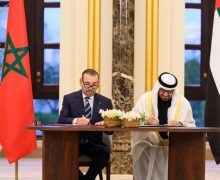 جلالة الملك ورئيس دولة الإمارات العربية المتحدة يوقعان بأبوظبي إعلان “نحو شراكة مبتكرة ومتجددة وراسخة” ( صور )