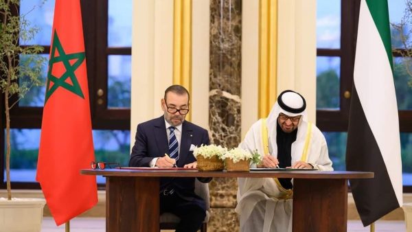 جلالة الملك ورئيس دولة الإمارات العربية المتحدة يوقعان بأبوظبي إعلان “نحو شراكة مبتكرة ومتجددة وراسخة” ( صور )