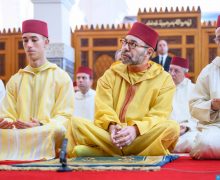 أمير المؤمنين يؤدي صلاة الجمعة بمسجد ولي العهد الأمير مولاي الحسن بمدينة سلا