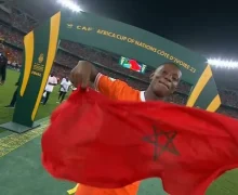 عميد منتخب الكوت ديفوار يحمل العلم الوطني المغربي فوق منصة التتويج بكأس أمم أفريقيا