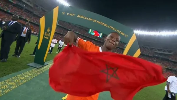 عميد منتخب الكوت ديفوار يحمل العلم الوطني المغربي فوق منصة التتويج بكأس أمم أفريقيا