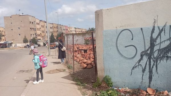 الشلالات …مساحة  خلف مدرسة عوض أن تستغل لفائدة الثلاميذ تستغل  للتجارة