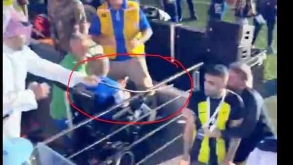 “ بحزام ” مشجع سعودي يعتدي على المغربي حمدالله داخل الملعب ( فيديو )