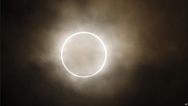 القمر يغطي الشمس بشكل كامل في سواحل مكسيكو ويحولها لظلام
