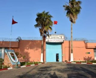 سطات …مدير سجن علي مومن يطيح بموظف يروج المخدرات داخل السجن