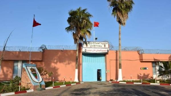 سطات …مدير سجن علي مومن يطيح بموظف يروج المخدرات داخل السجن