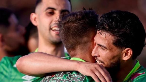 الرجاء يقلص الفارق عن المتصدر بفوز عريض على نهضة بركان.