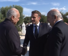فضيحة عالمية .. تبون يضرب يد وزير خارجيته لتحريرها من  يد ماكرون أثناء السلام عليه  (فيديو)