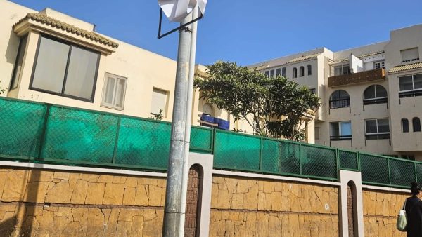 المحمدية …بلطجية حراس السيارات يشرعون في إتلاف اللافتات الدالة على مجانية وقوف السيبارات